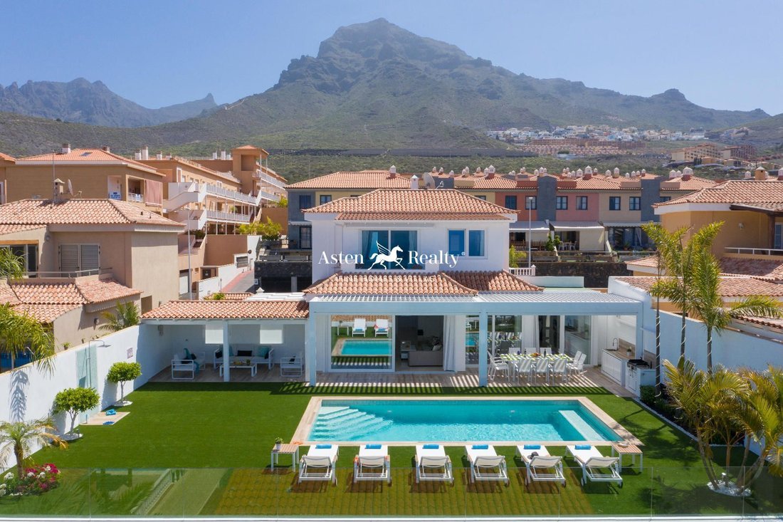 Villa in Costa Adeje, Adeje, Canary Islands 1 - 14722548