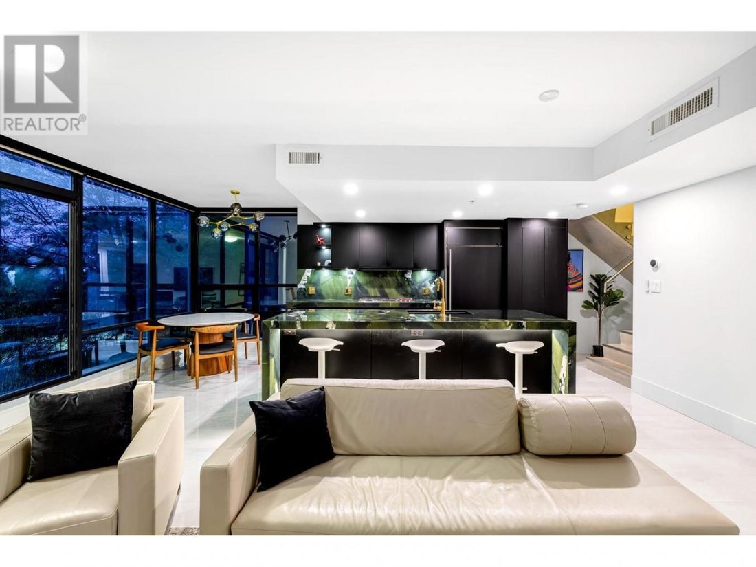 Townhouse in Vancouver, British Columbia, Canada 2 - 14721956