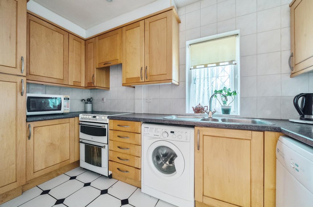 4 Bedroom Detached House For Sale In In Potters Bar, England, United Kingdom For Sale (14735065)