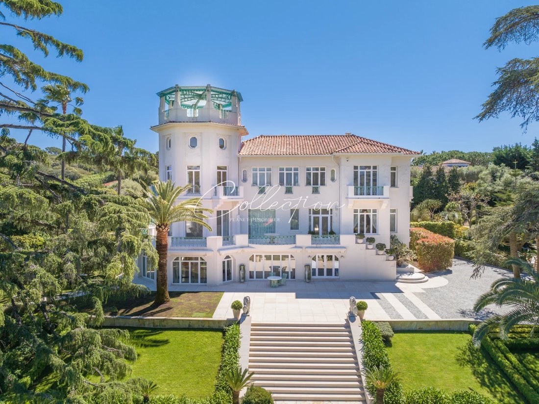 Villa in Antibes, Provence-Alpes-Côte d'Azur, France 1 - 14736833