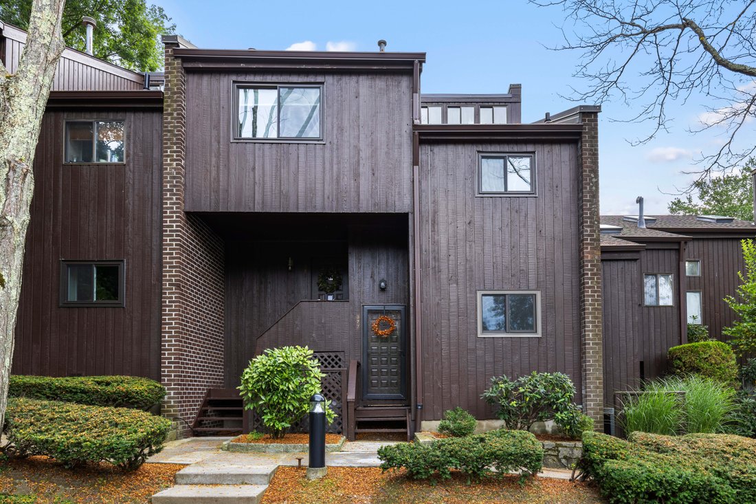 Home To This Beautiful Townhouse In Chappaqua, New York, United