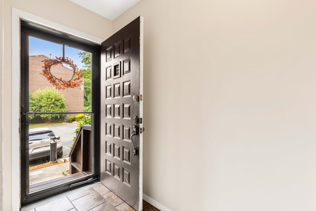 Home To This Beautiful Townhouse In Chappaqua, New York, United