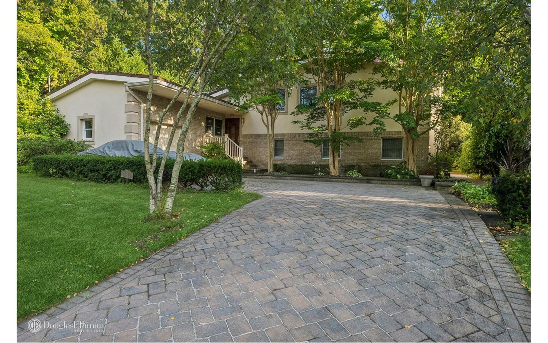 House East Norwich In East Norwich, New York, United States For Sale