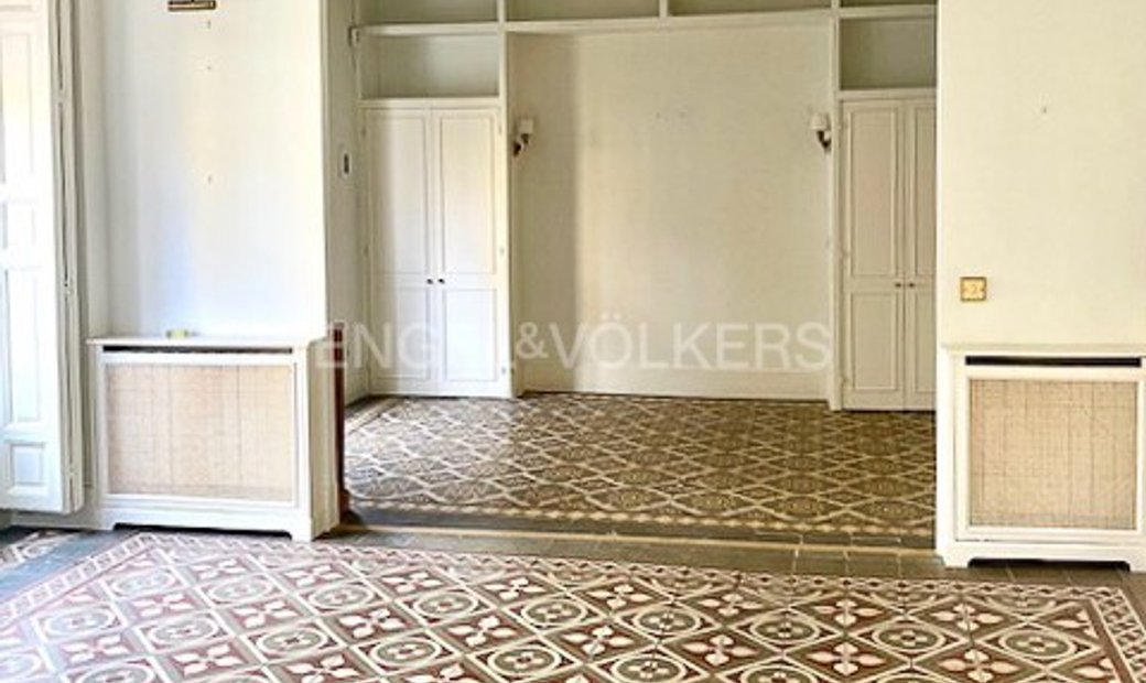 Bright Home With 8 Balconies Facing The Street In In Madrid, Spain For