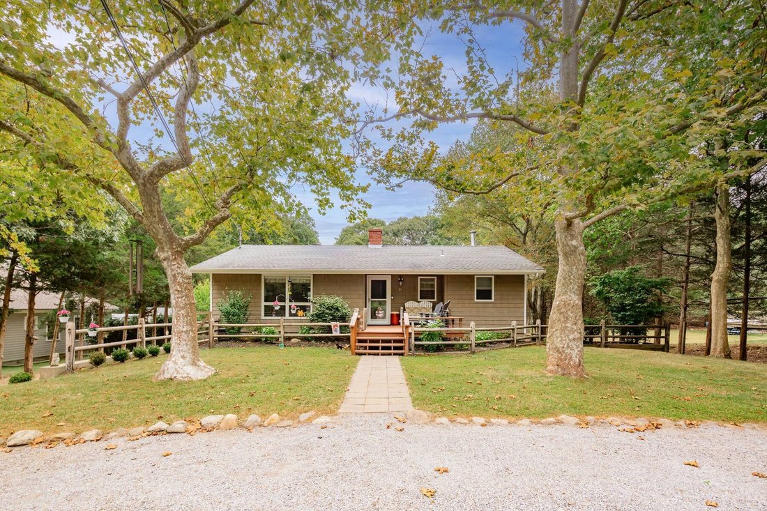 Cozy Ranch In East Hampton, New York, United States For Sale (14744809)