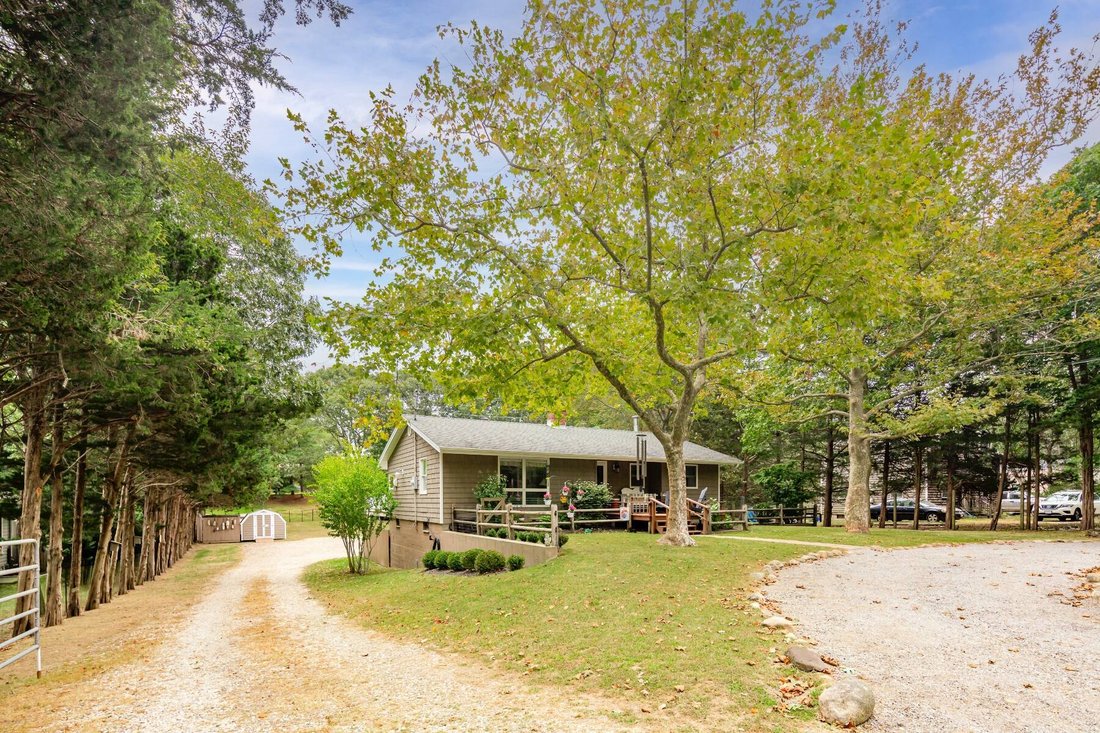 Cozy Ranch In East Hampton, New York, United States For Sale (14744809)