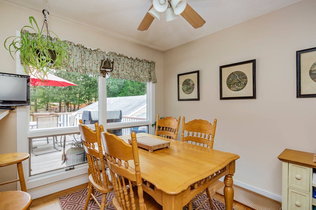 Cozy Ranch In East Hampton, New York, United States For Sale (14744809)