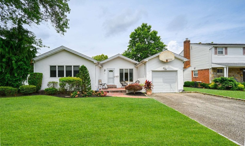 Expanded Ranch In Lakeville Estates In New Hyde Park, New York, United ...