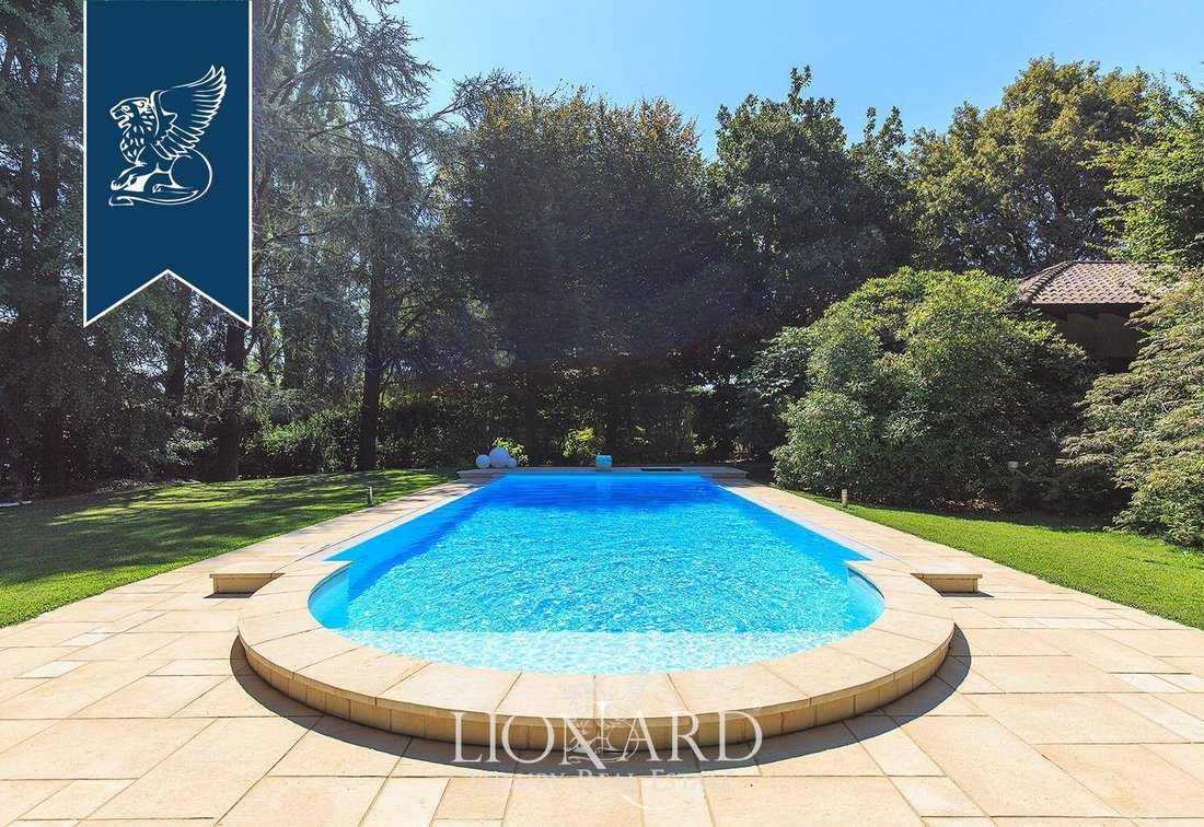 Villa in Somma Lombardo, Lombardy, Italy 2 - 14748230