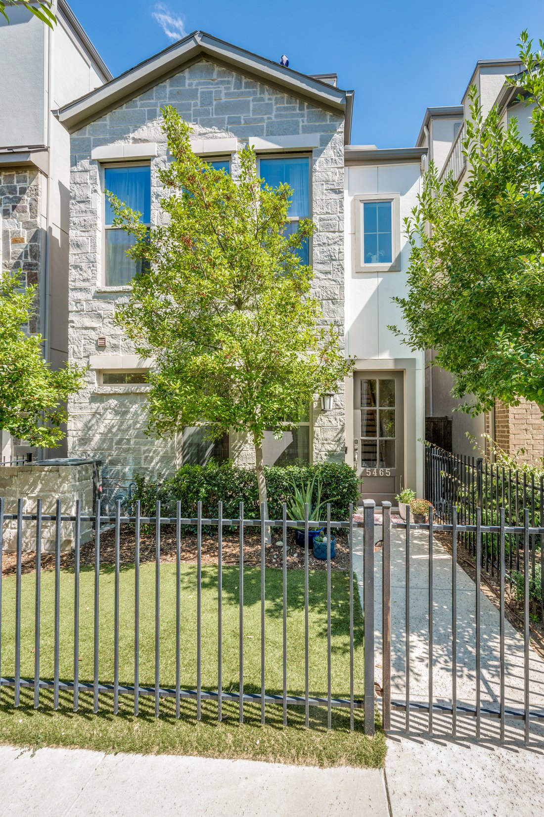 Picture Perfect Townhome In Prime Location In Dallas, Texas, United