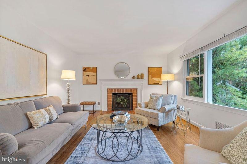 Spacious Home With A Versatile Plan In Arlington, Virginia, United