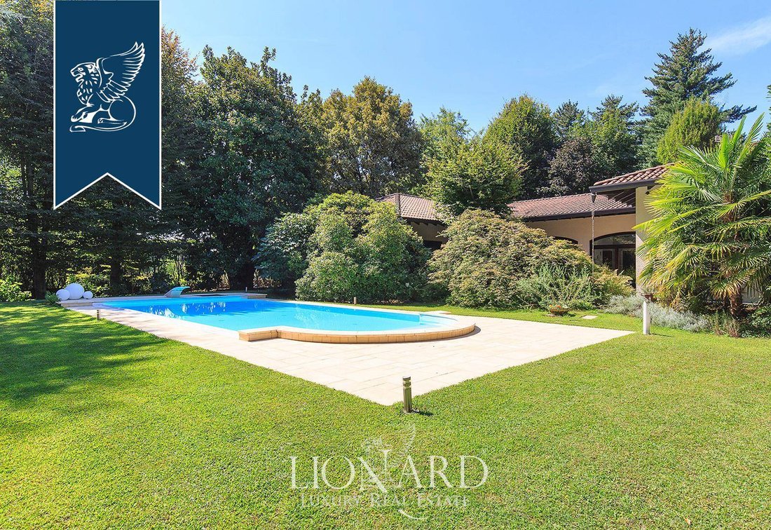 Villa in Somma Lombardo, Lombardy, Italy 1 - 14748230