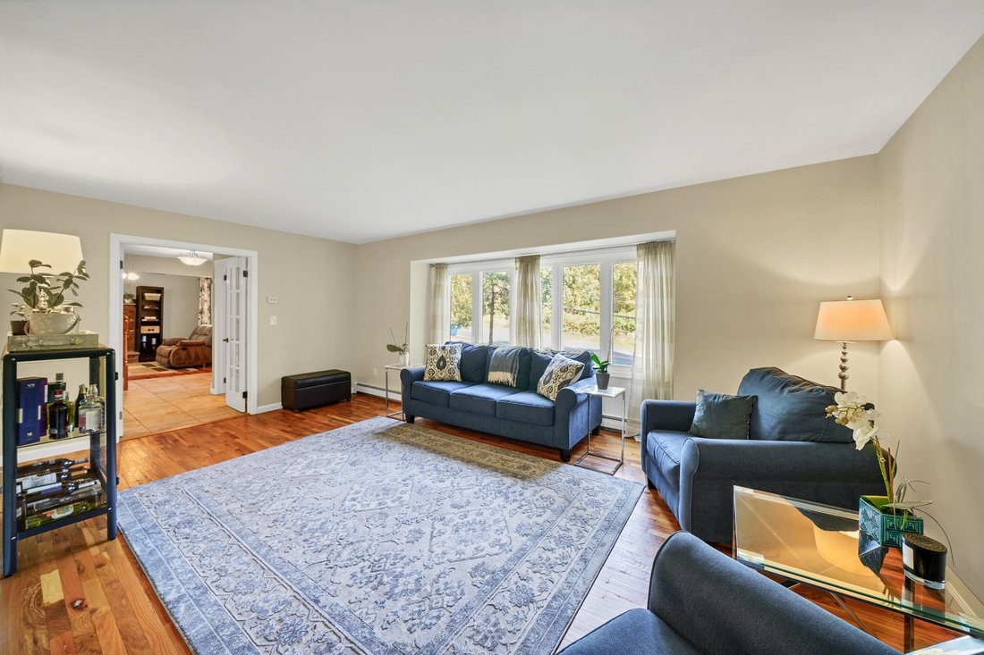 Beautifully Updated Home In Long Valley, New Jersey, United States For