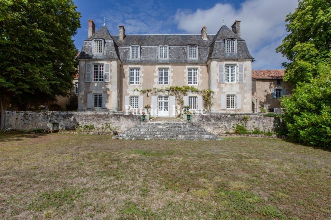 Le Rêve de Pierre: An 18th-Century Chateau’s Whisper in Poitiers’ Heart