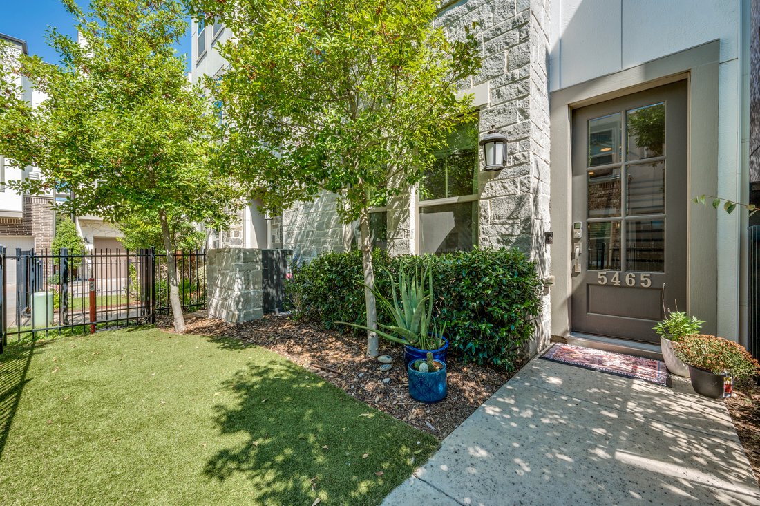 Picture Perfect Townhome In Prime Location In Dallas, Texas, United