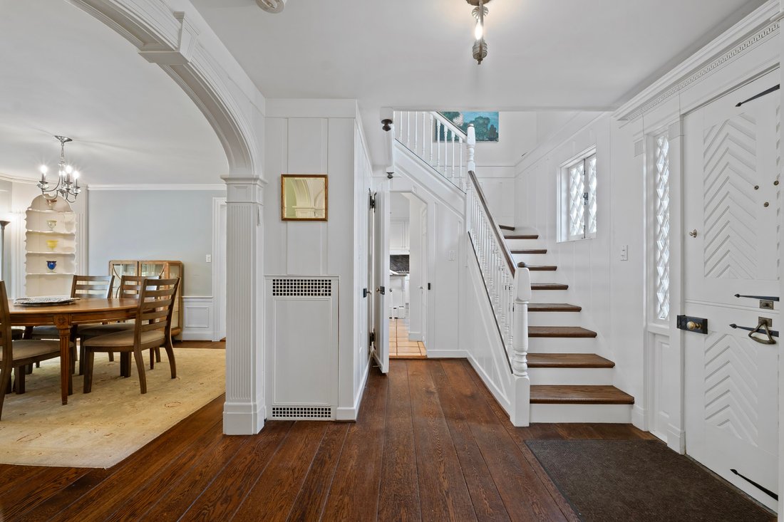 Un Salón Central Colonial De En White Plains, Nueva York, Estados
