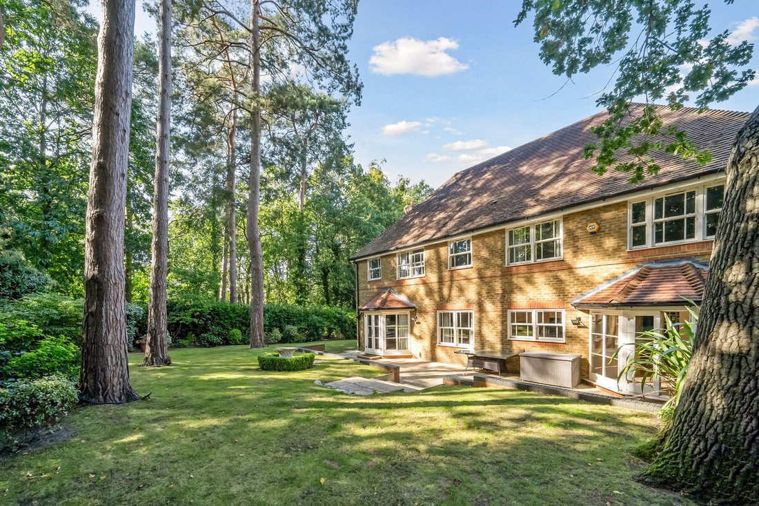 House in Fairmile, Elmbridge, England 4 - 14750981
