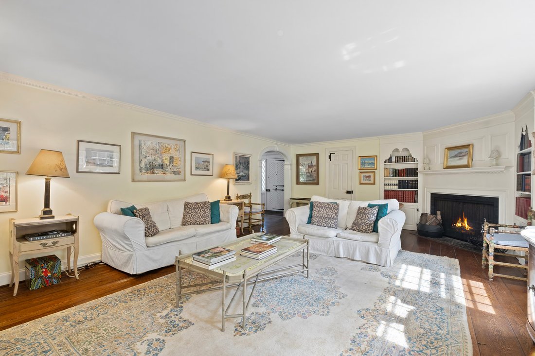 Un Salón Central Colonial De En White Plains, Nueva York, Estados