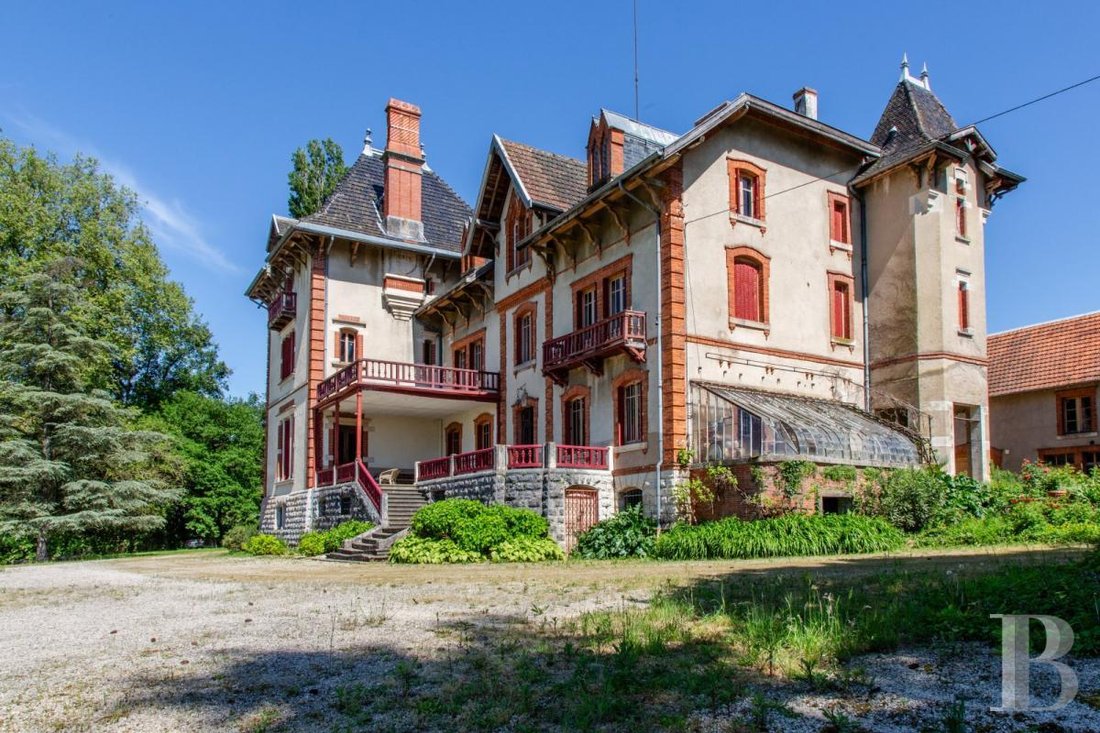 Whispers of Belle Époque: A Secluded Art Nouveau Sanctuary in Bourgogne’s Embrace