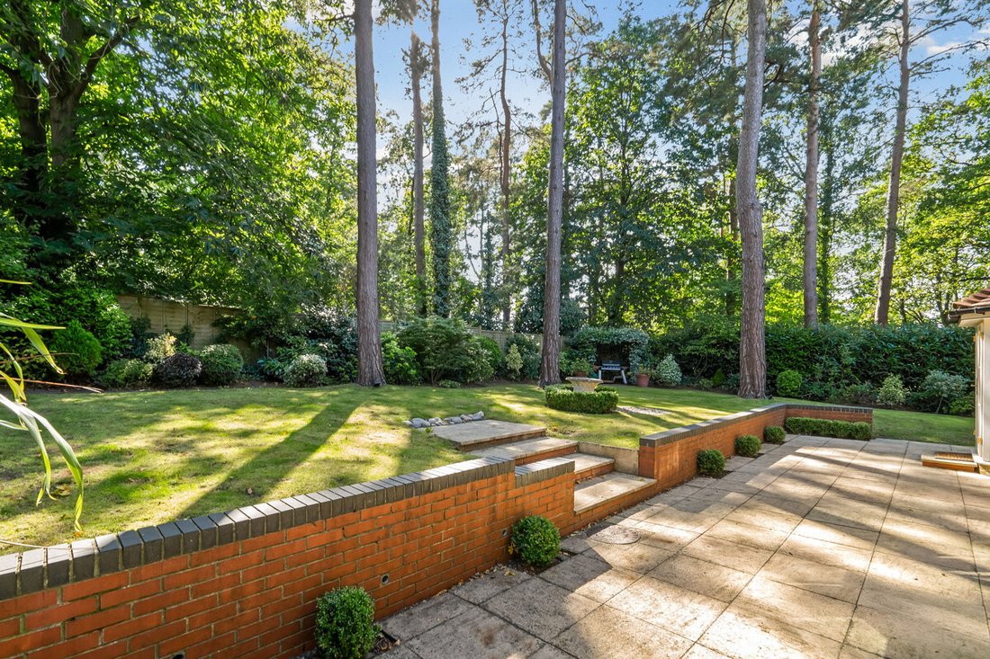 House in Fairmile, Elmbridge, England 3 - 14750981