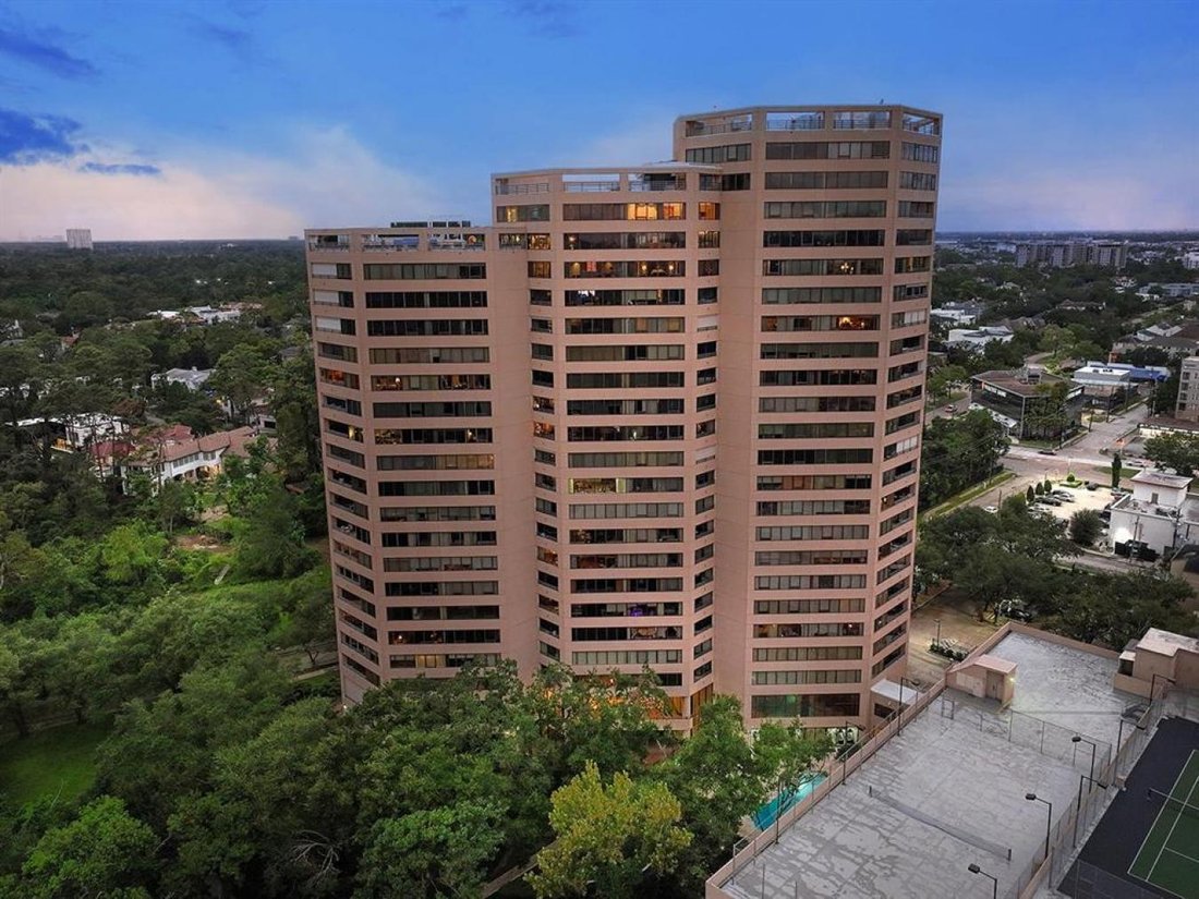 101 Westcott Street 2001 In Houston, Texas, United States For Sale