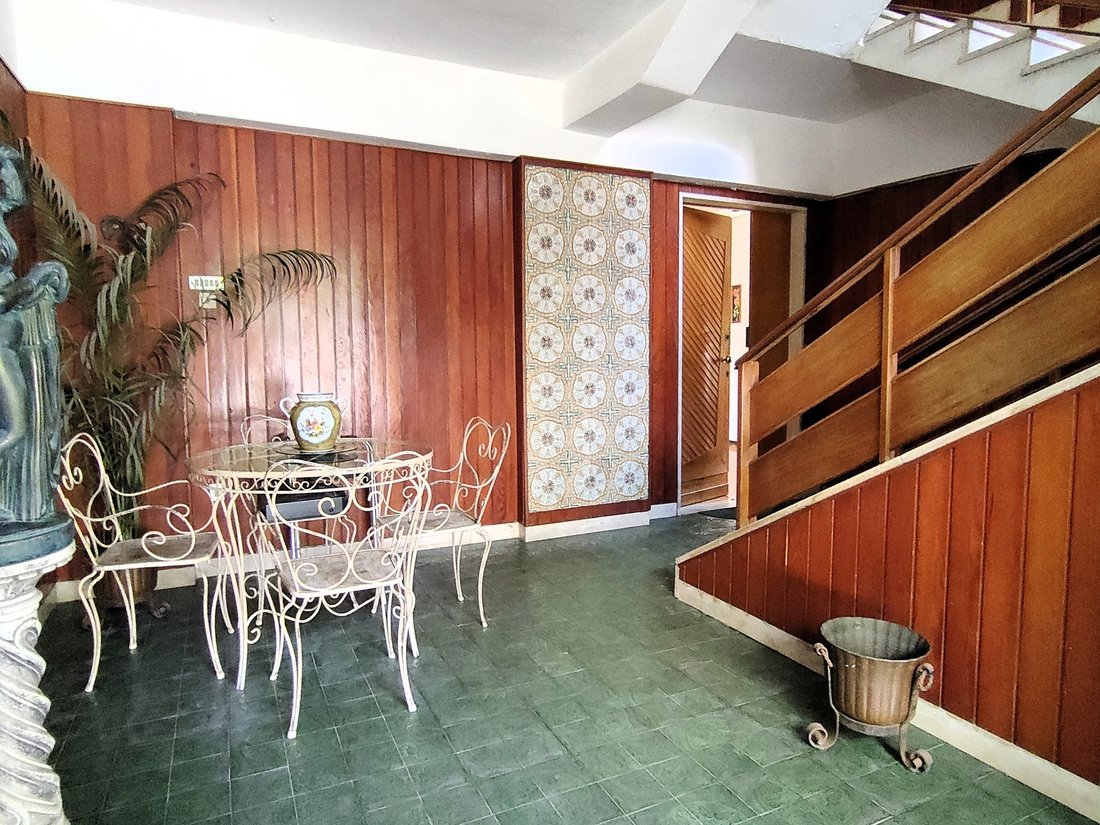 Independent Building Of Two Levels With Large Garage In Naples