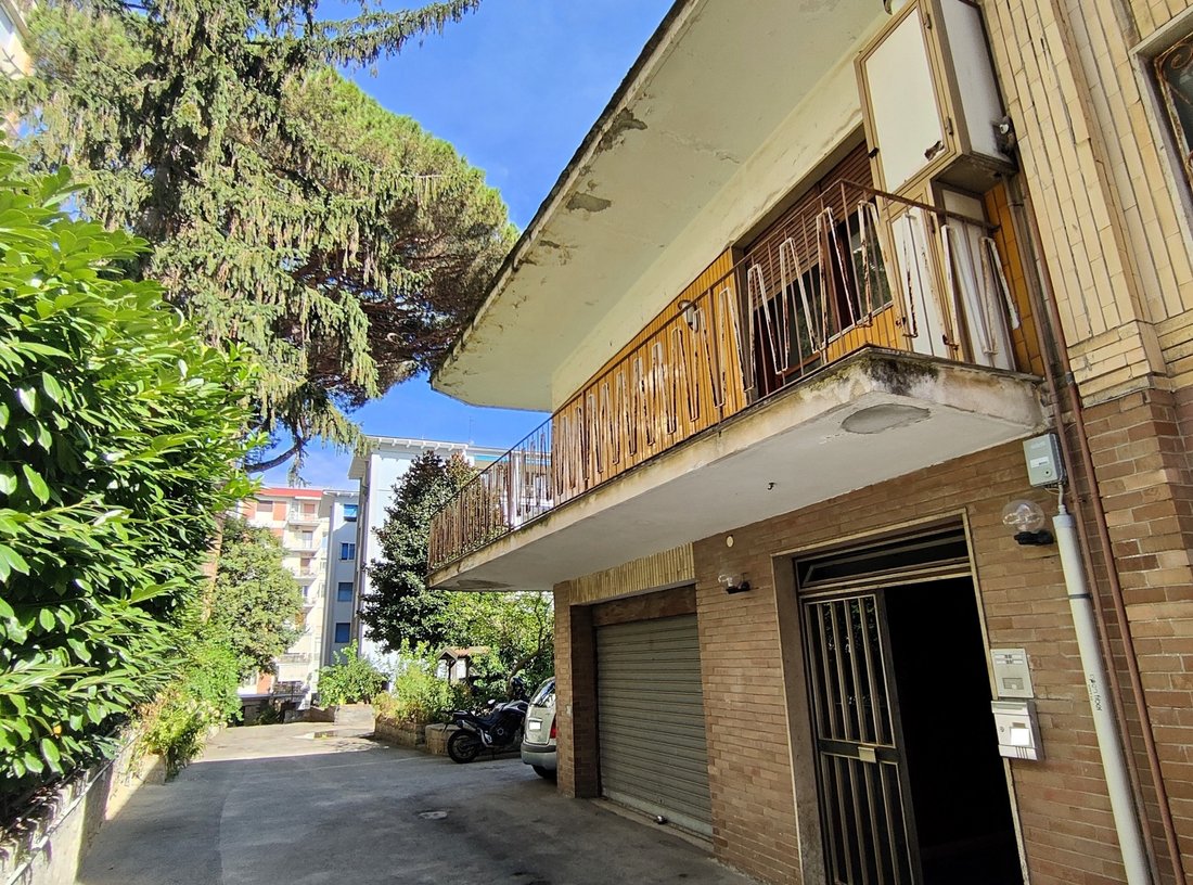Independent Building Of Two Levels With Large Garage In Naples