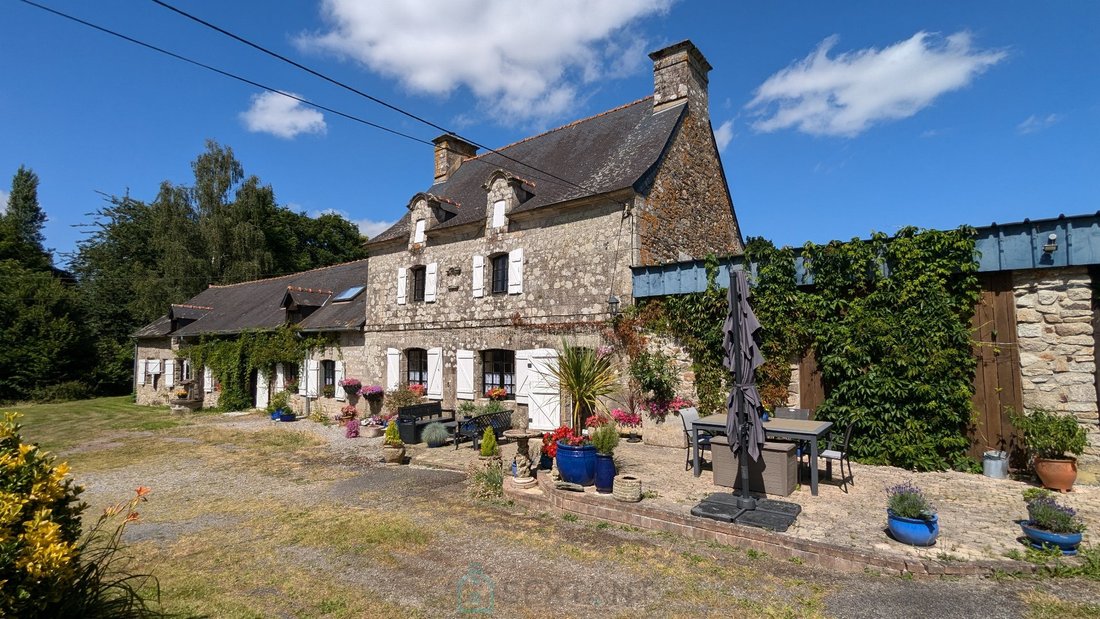 Manor House, 5 Bedroom Gite And 1.6 Hectares In Pontivy, Brittany