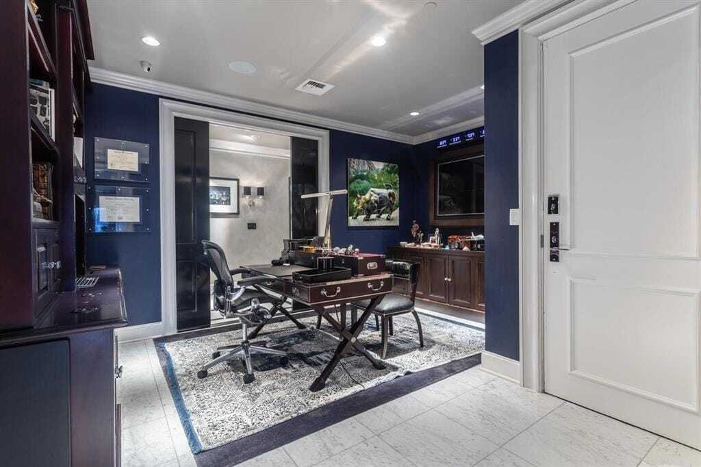 Sophisticated Sub Penthouse At The Ritz Carlson In Dallas, Texas