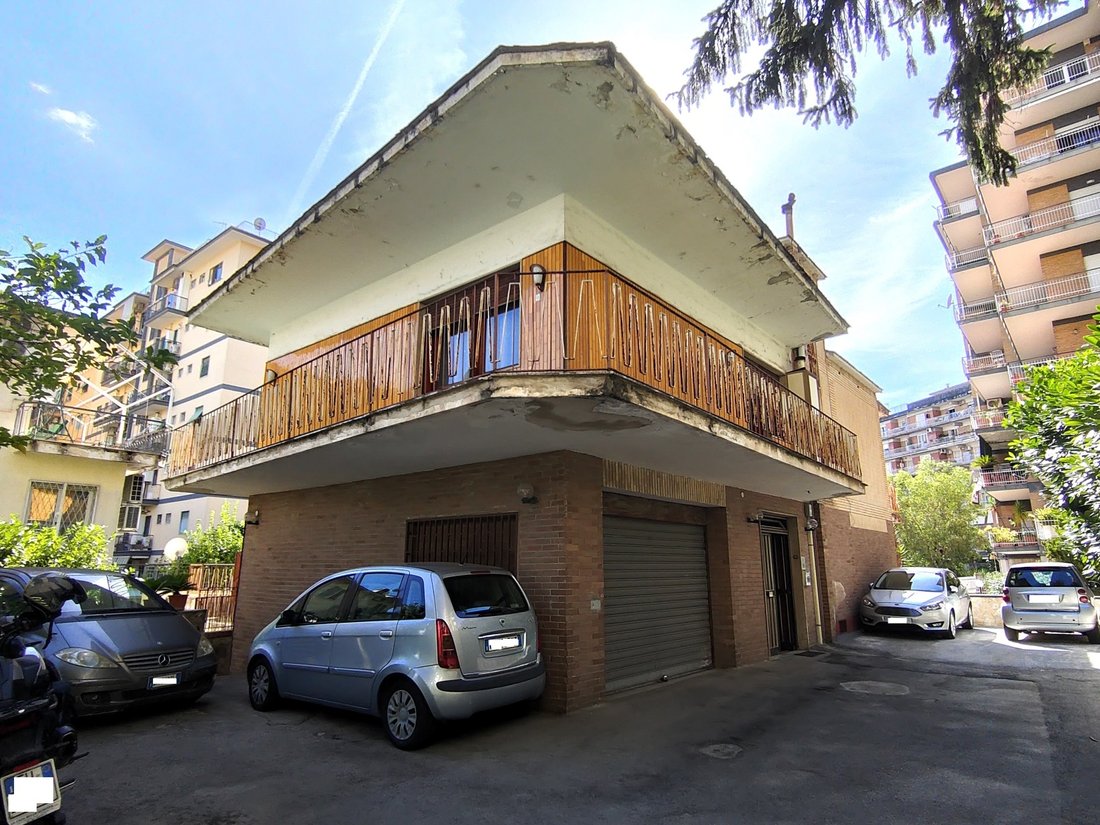 Independent Building Of Two Levels With Large Garage In Naples