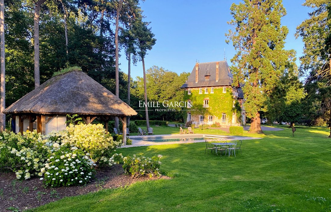 Belle Epoque Mansion With Outbuildings On 19 In évreux, Normandy
