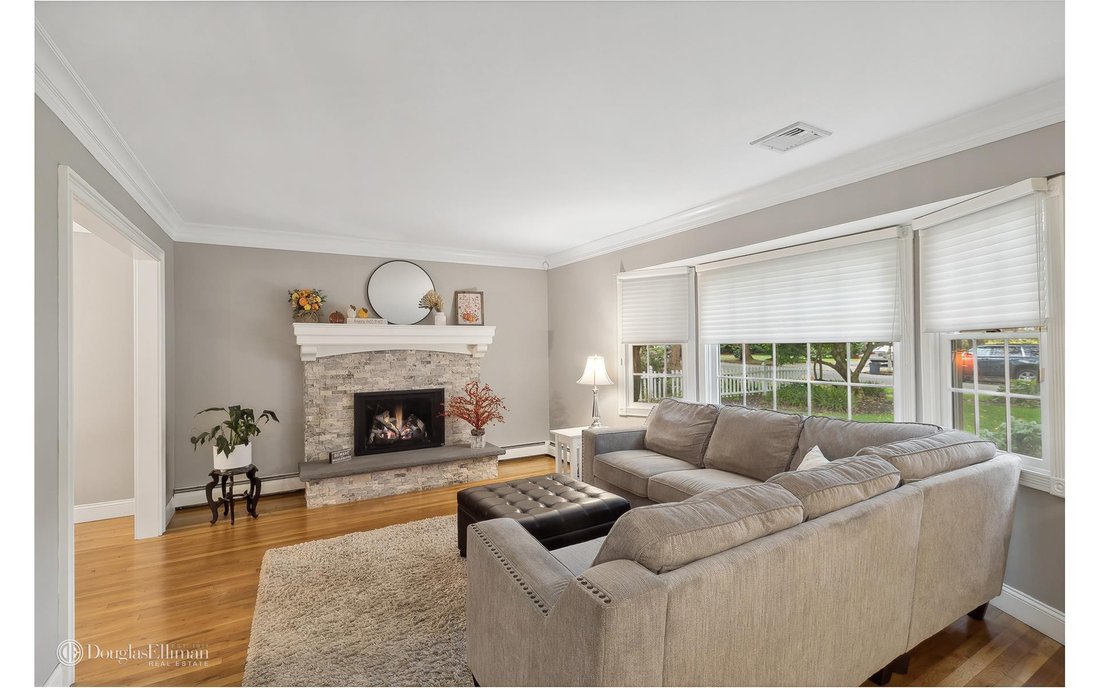 House Hauppauge In Hauppauge, New York, United States For Sale (14757663)