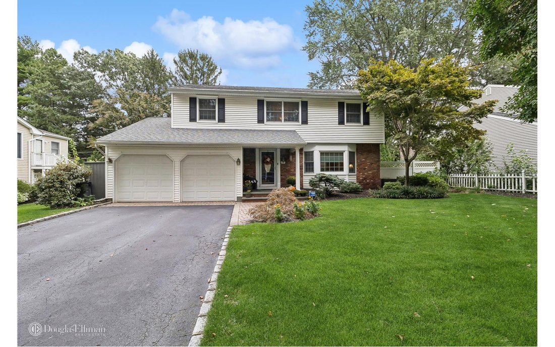 House Hauppauge In Hauppauge, New York, United States For Sale (14757663)