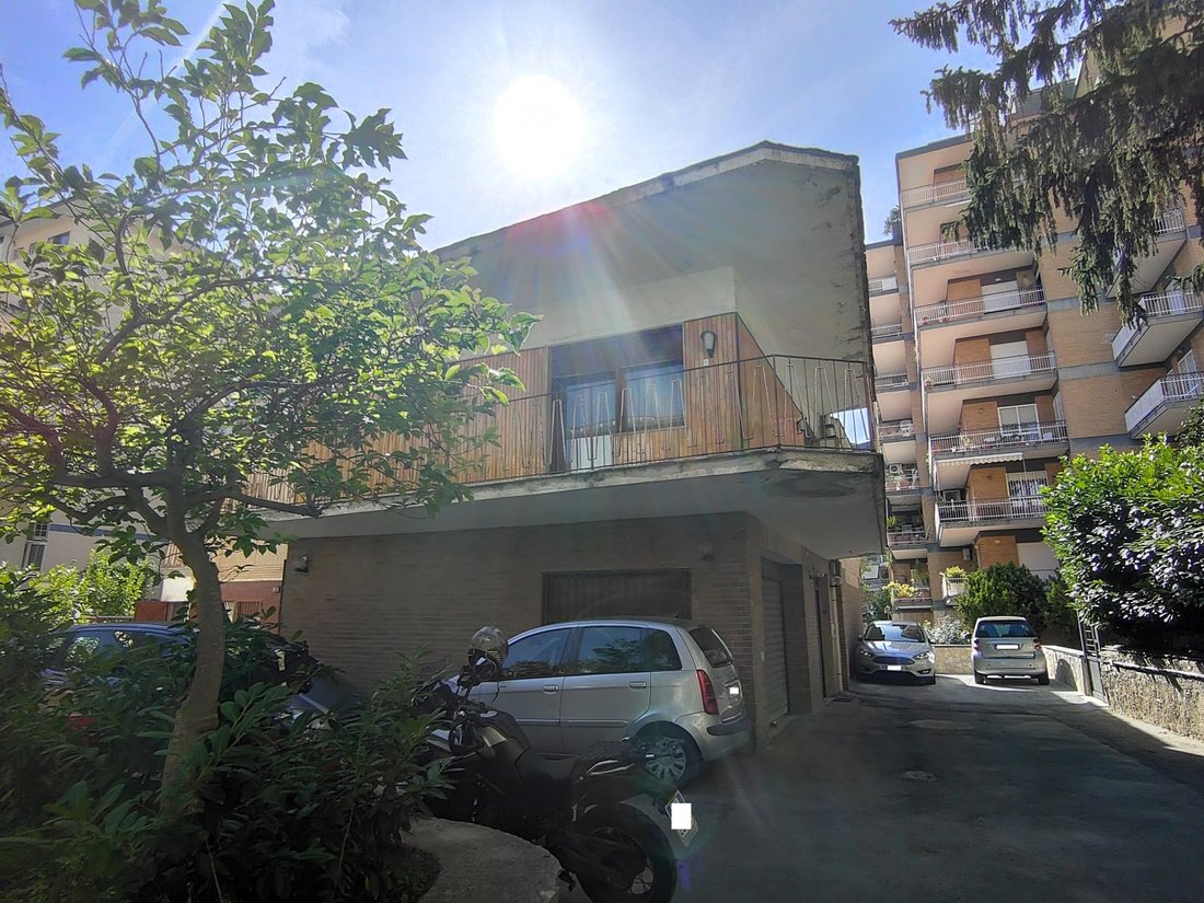 Independent Building Of Two Levels With Large Garage In Naples