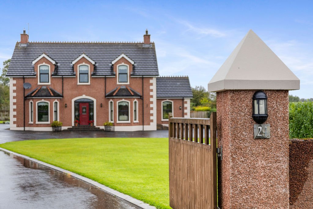 House in Causeway Coast and Glens District, Northern Ireland 2 - 14761711