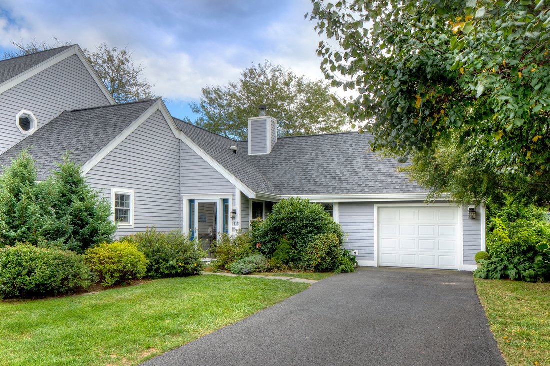 Whitehall Condo In Middletown, Rhode Island, United States For Sale