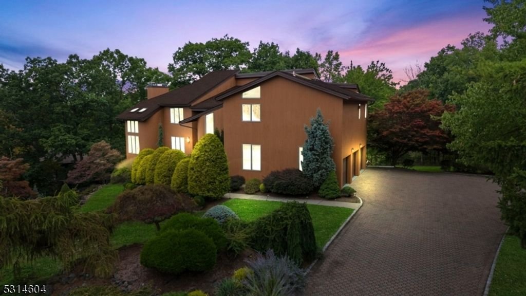 Contemporary Gem At The Top Of A In Cedar Grove, New Jersey, United