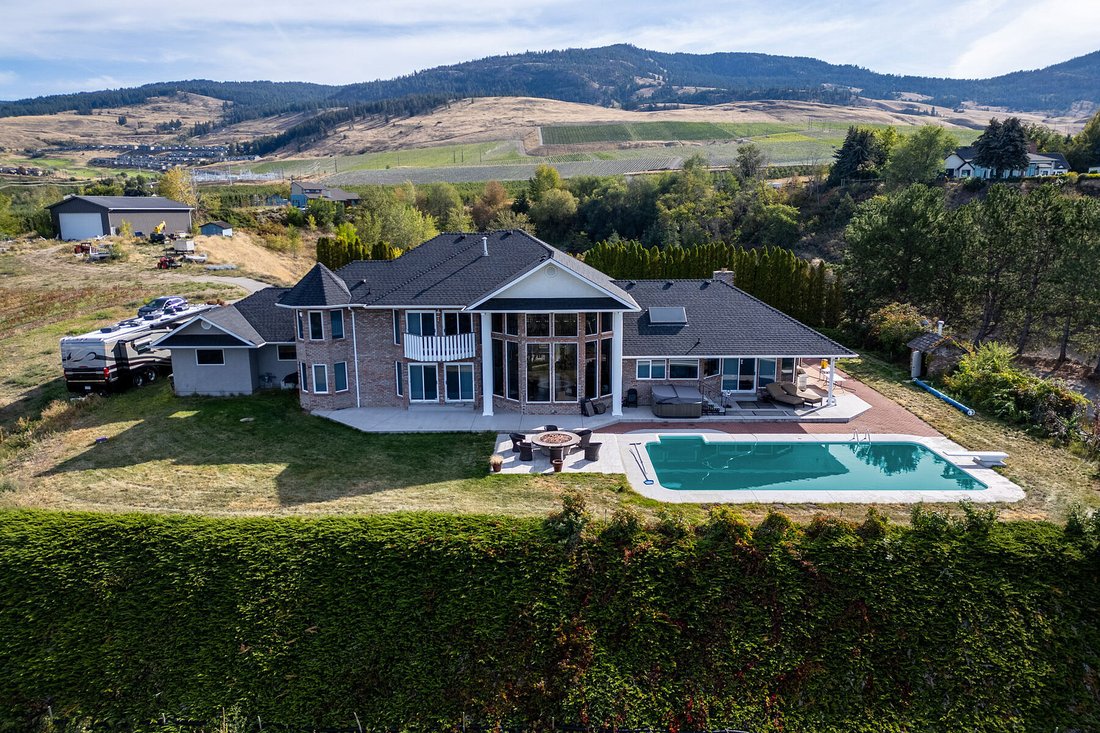 House in Kelowna, British Columbia, Canada 1 - 14609376