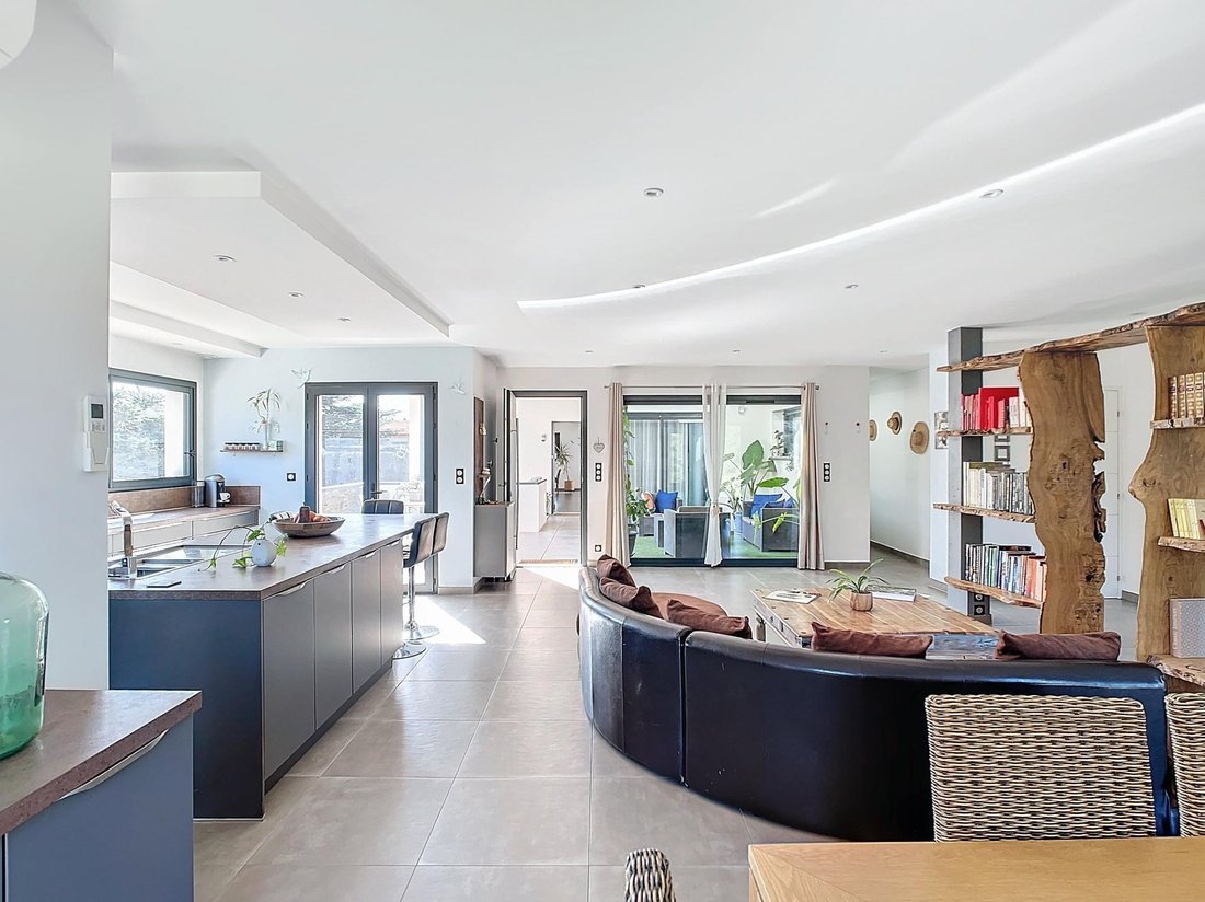 Maison D'architecte De 206m² Sur Une Parcelle In Perpignan, Occitanie