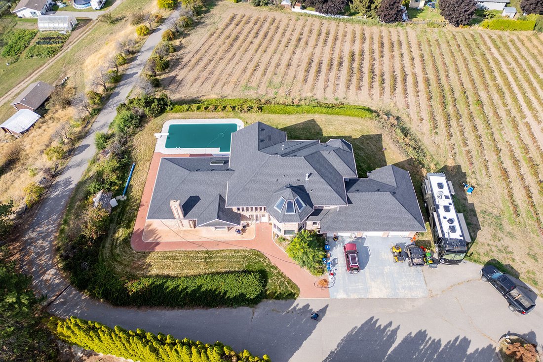 House in Kelowna, British Columbia, Canada 3 - 14609376