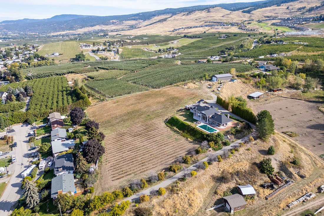 House in Kelowna, British Columbia, Canada 4 - 14609376