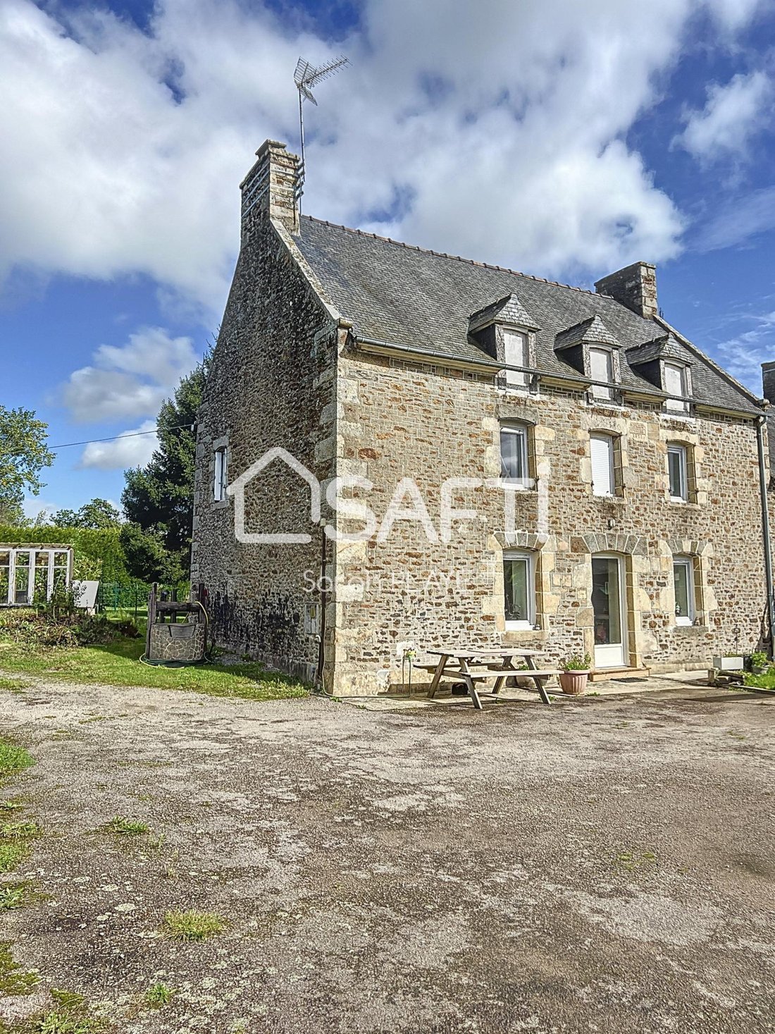 Propriété Une Maison Principale, Une Maison In Dinan, Brittany, France