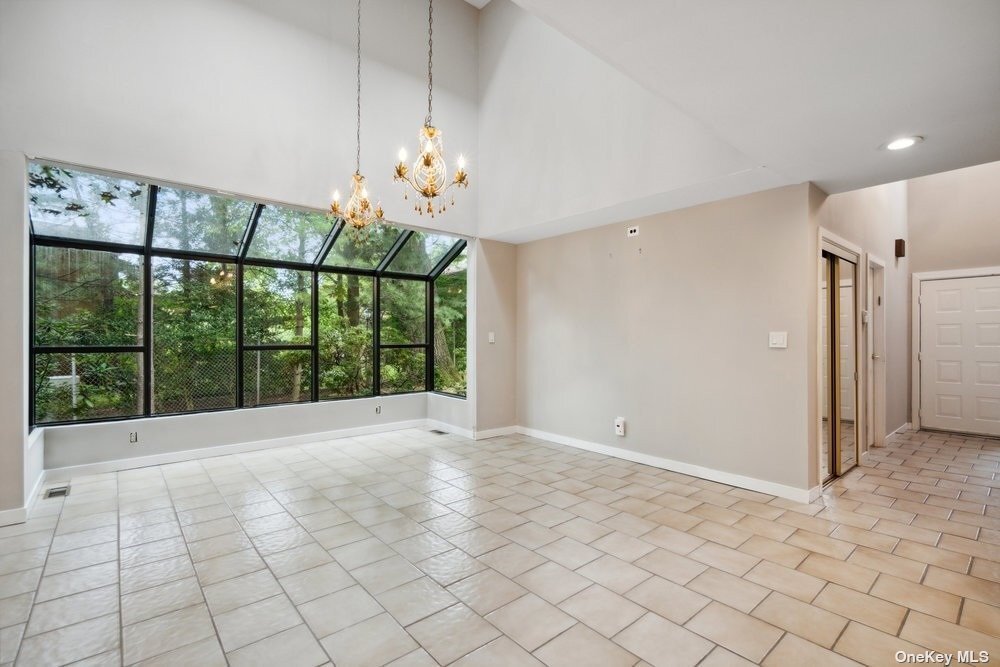 Condo Roslyn Heights In Roslyn Heights, Ny, United States For Sale