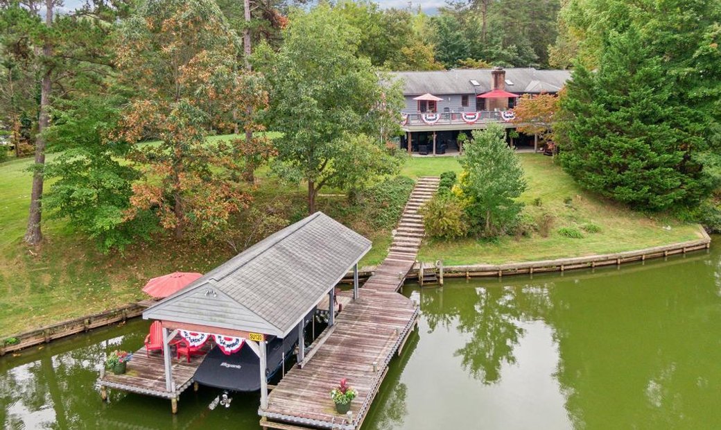 Remarkable Waterfront Retreat In Mineral, Virginia, United States For