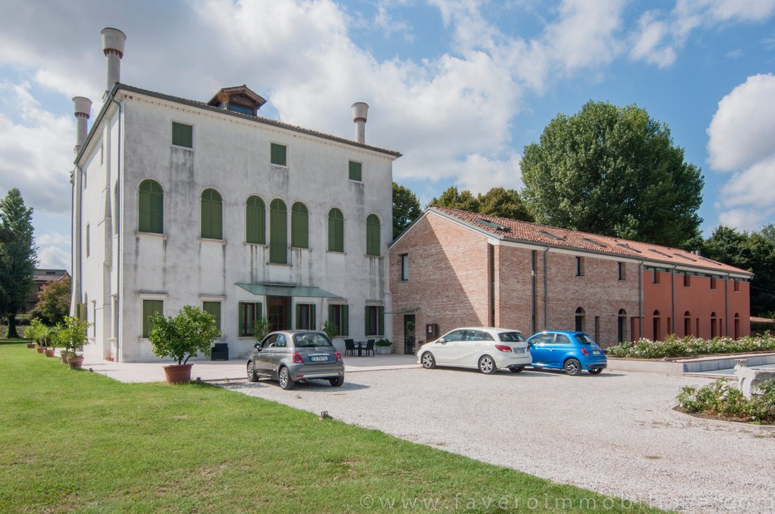 A Venetian Dream: 15th-Century Frescoed Palace in Sunlit Dolo