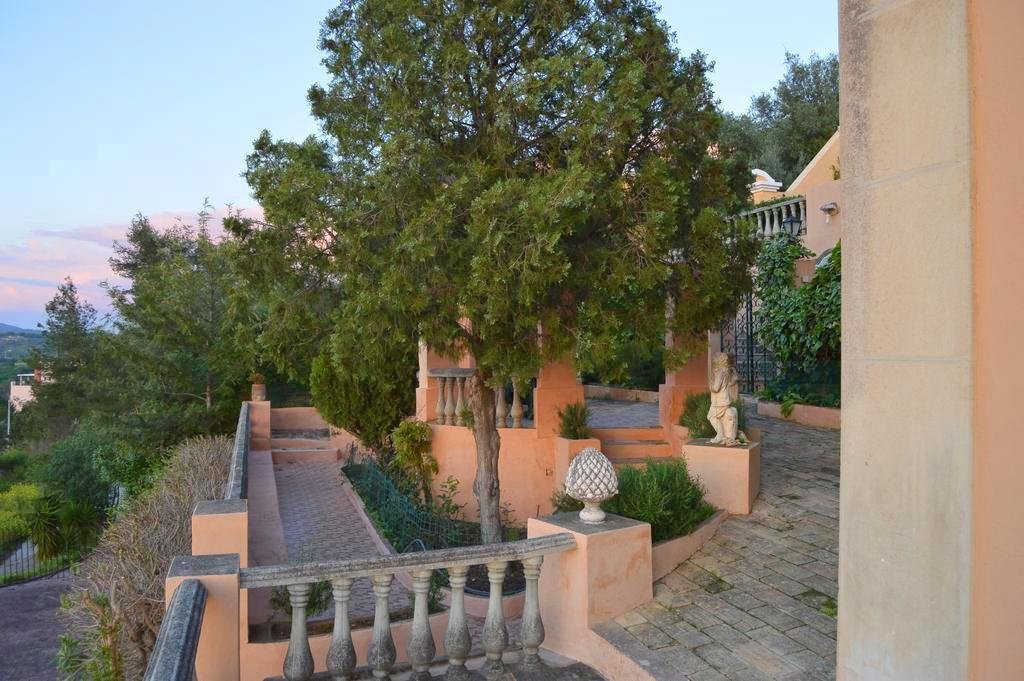Samora Barros’ Luminous Legacy: A 1920s Algarve Masterpiece Where Art Meets Eternity