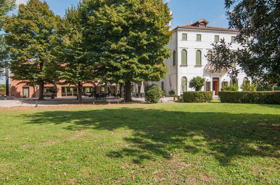 A Venetian Dream: 15th-Century Frescoed Palace in Sunlit Dolo