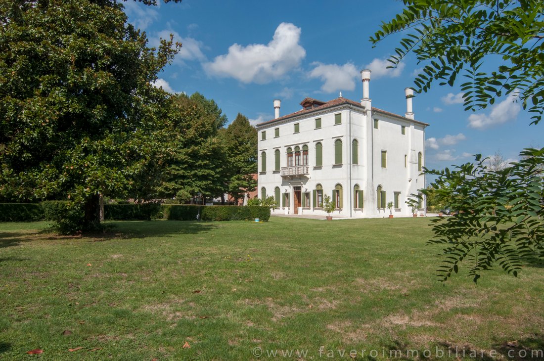 A Venetian Dream: 15th-Century Frescoed Palace in Sunlit Dolo