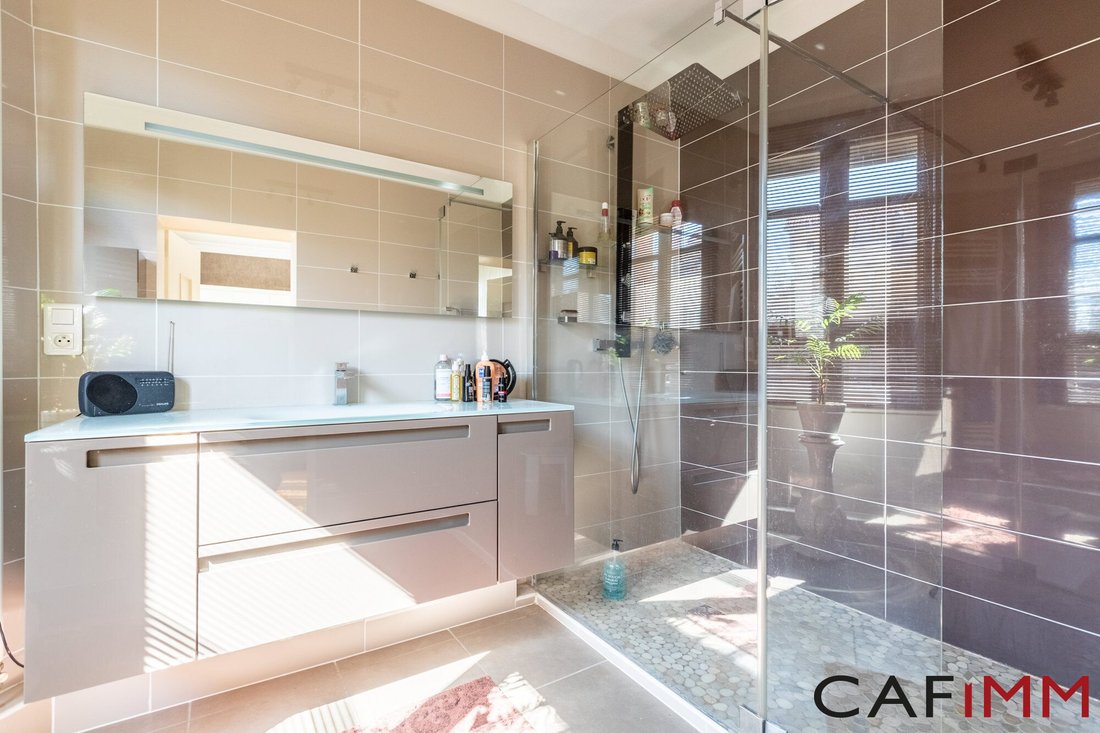 Lyon Mitoyenne 1 Côtés In Lyon, France For Sale (14774053)