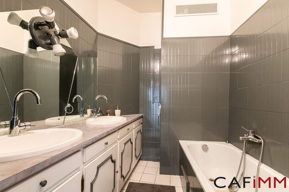 Lyon Mitoyenne 1 Côtés In Lyon, France For Sale (14774053)